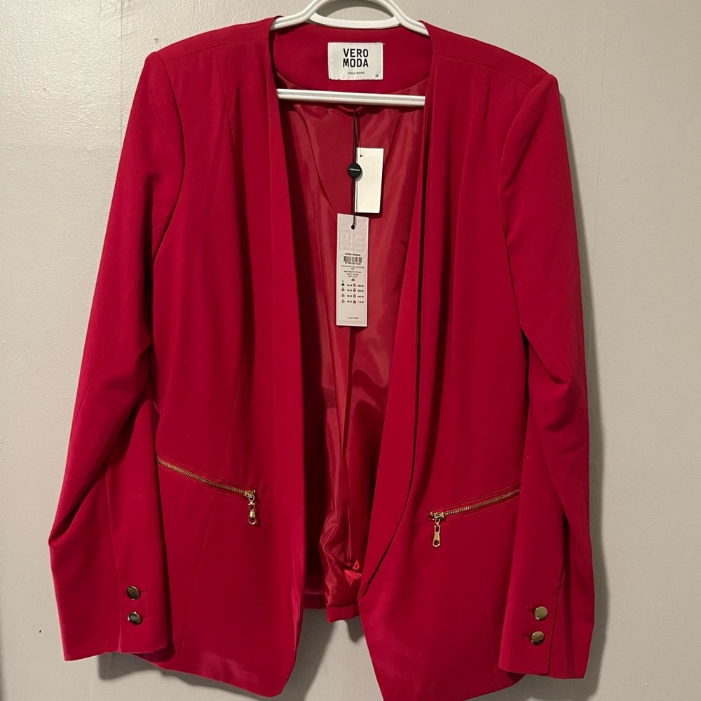 Vero Moda Red Blazer with Relaxed Fit and Long Sleeves